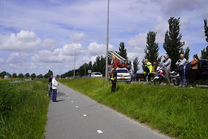 Auto belandt in dichtbegroeide sloot