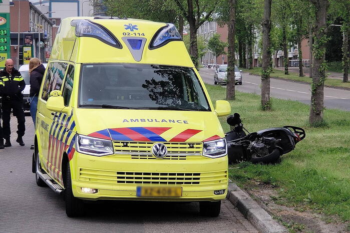 Scooterrijder botst op personenauto