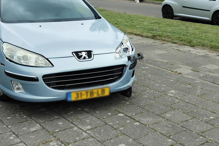 Scooterrijder botst op personenauto