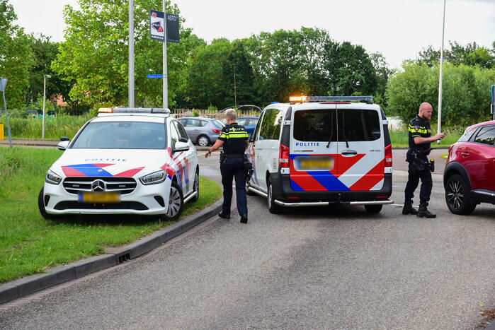 Auto rijdt over rotonde de sloot in