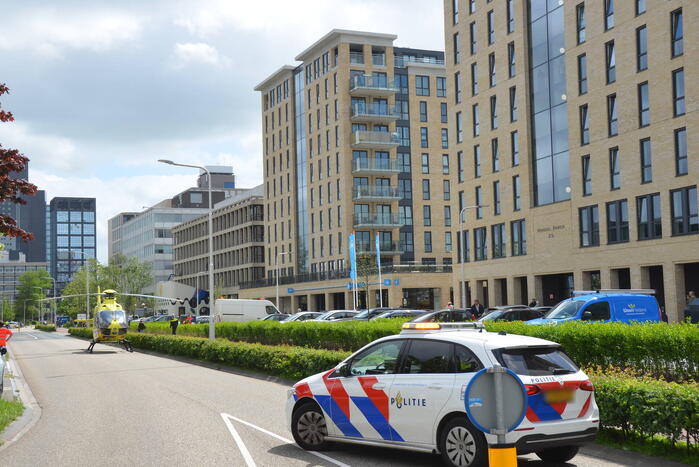 Traumahelikopter landt op wegdek voor incident