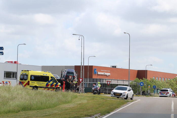 Fietser in botsing met afslaande auto op rotonde