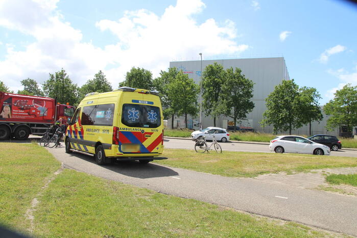 Fietser in botsing met afslaande auto op rotonde