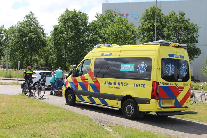 Fietser in botsing met afslaande auto op rotonde