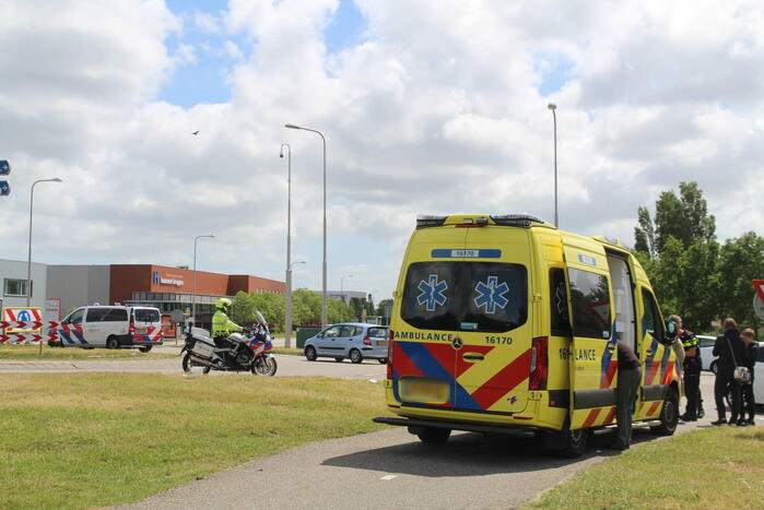 Fietser in botsing met afslaande auto op rotonde