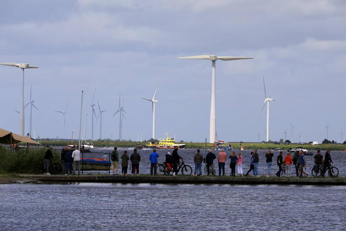 Meerdere personen te water nadat botter omslaat