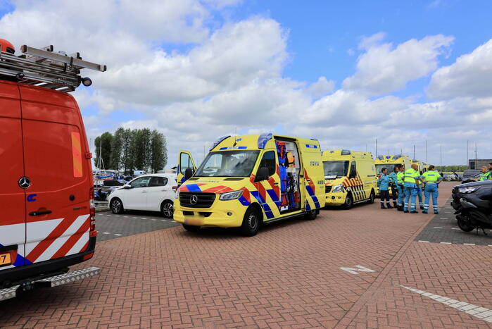 Meerdere personen te water nadat botter omslaat