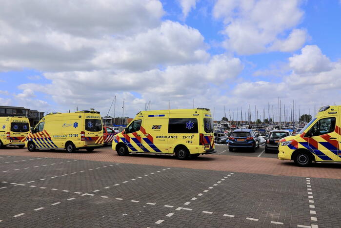 Meerdere personen te water nadat botter omslaat