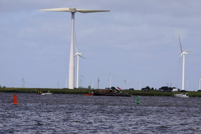 Meerdere personen te water nadat botter omslaat