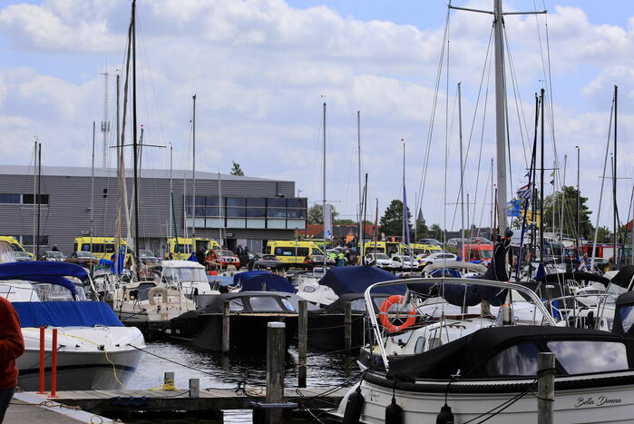 Meerdere personen te water nadat botter omslaat
