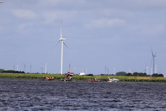 Meerdere personen te water nadat botter omslaat