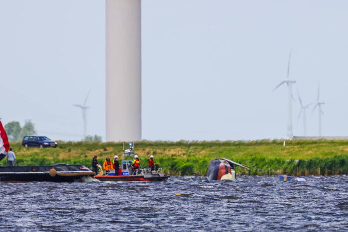 Meerdere personen te water nadat botter omslaat