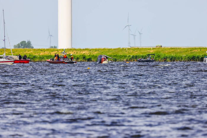 Meerdere personen te water nadat botter omslaat