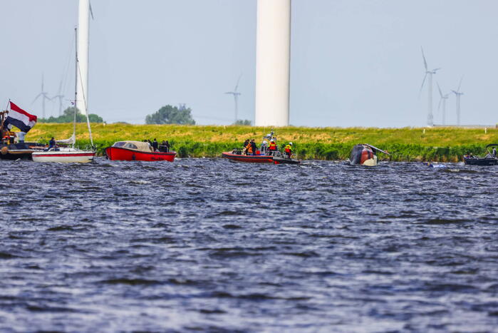 Meerdere personen te water nadat botter omslaat