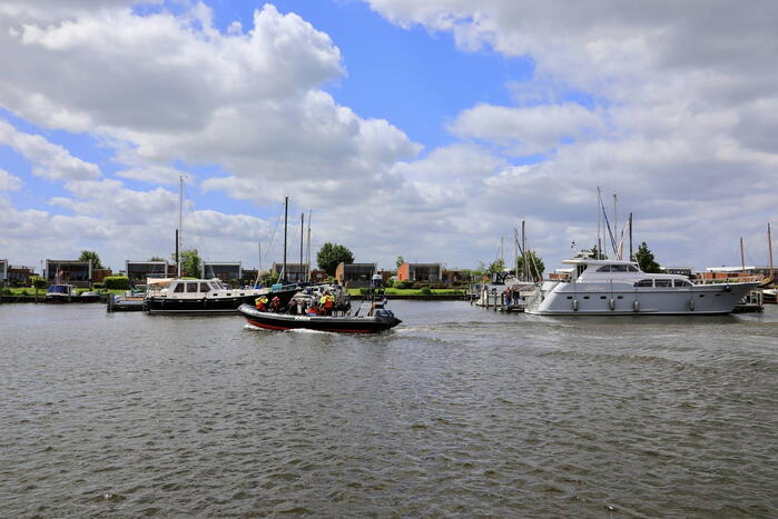 Meerdere personen te water nadat botter omslaat