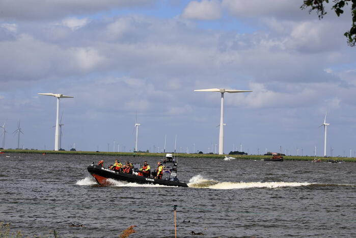 Meerdere personen te water nadat botter omslaat