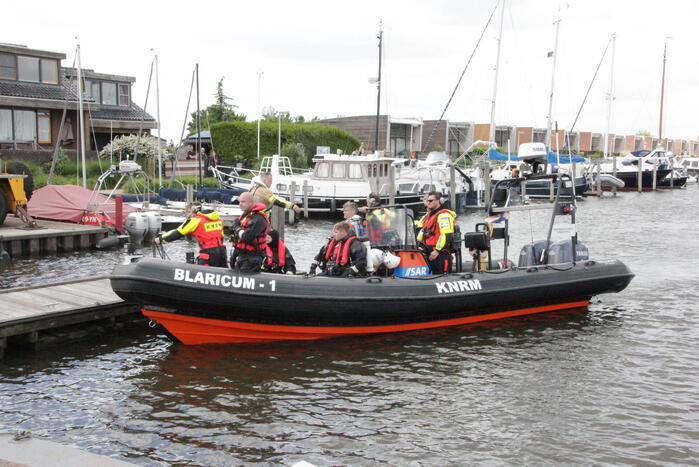 Meerdere personen te water nadat botter omslaat