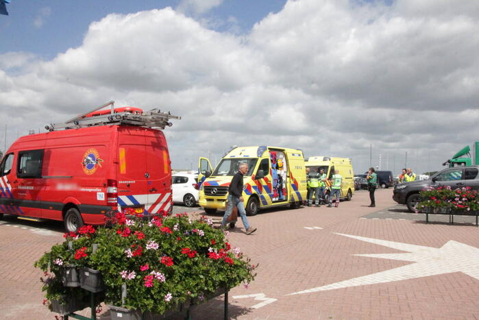 Meerdere personen te water nadat botter omslaat