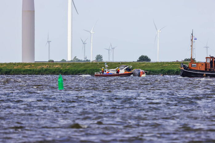 Meerdere personen te water nadat botter omslaat