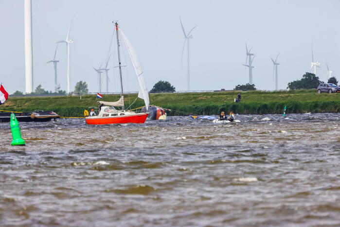 Meerdere personen te water nadat botter omslaat