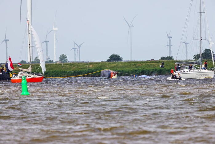 Meerdere personen te water nadat botter omslaat