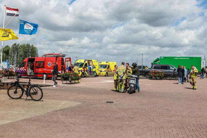 Meerdere personen te water nadat botter omslaat