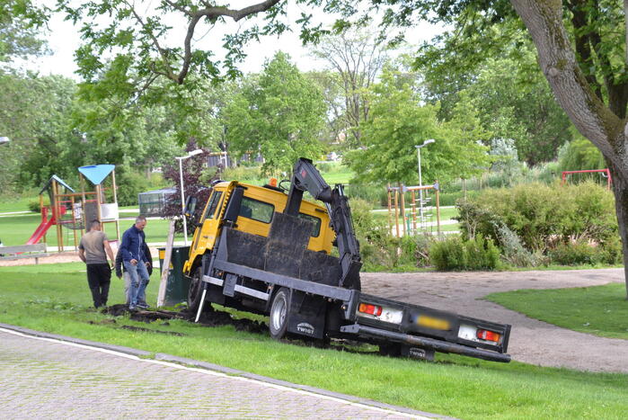 Vrachtwagen zakt weg in berm
