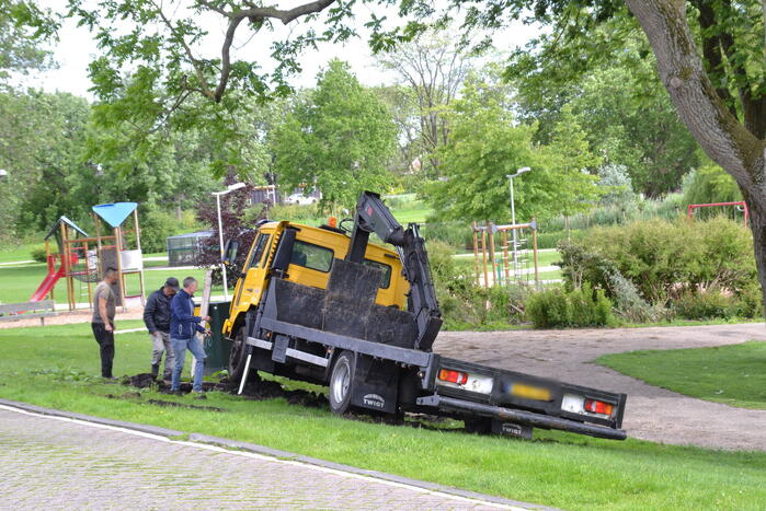 Vrachtwagen zakt weg in berm