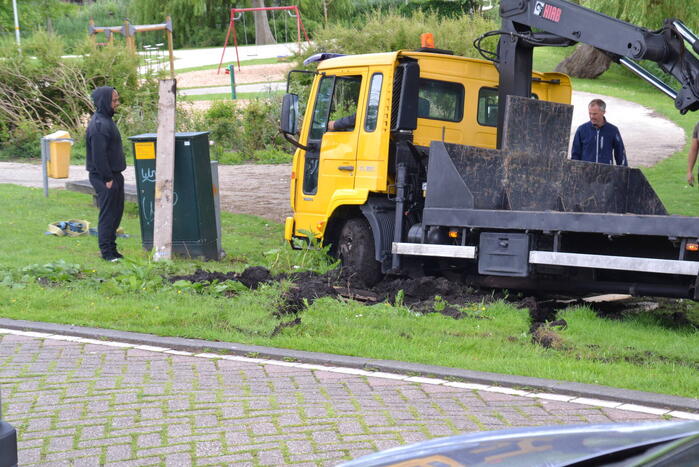 Vrachtwagen zakt weg in berm