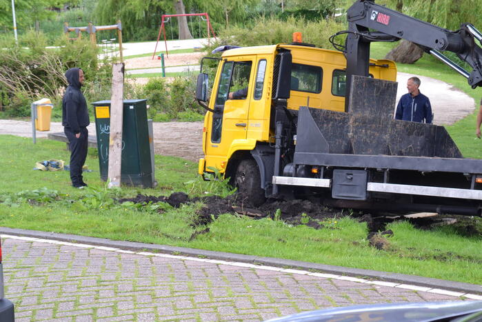 Vrachtwagen zakt weg in berm