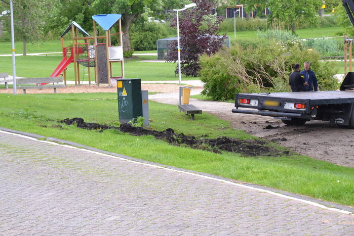 Vrachtwagen zakt weg in berm