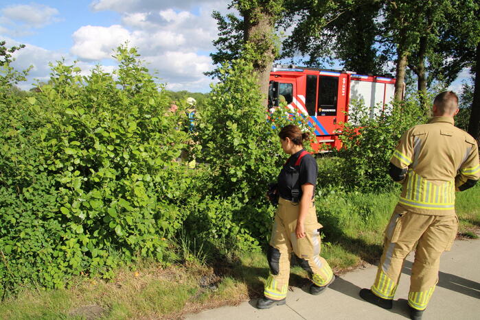 Weggegooid afval brand in bosjes