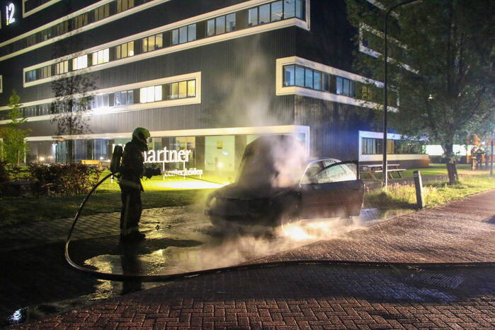 Auto vliegt al rijdend in brand