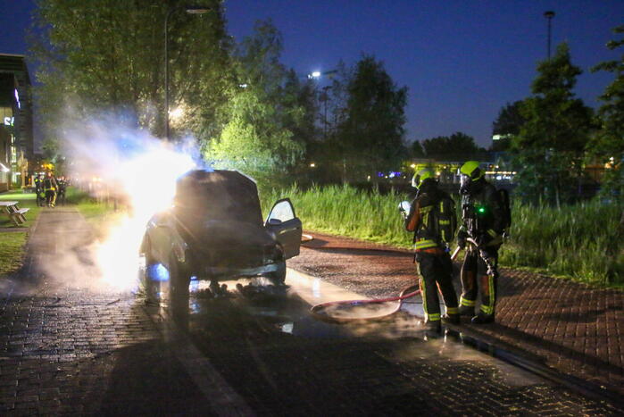 Auto vliegt al rijdend in brand