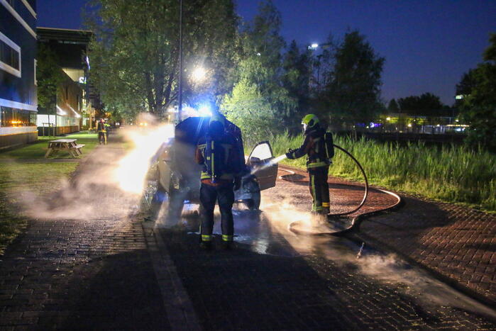 Auto vliegt al rijdend in brand