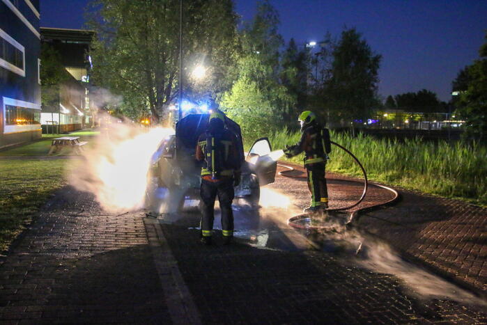 Auto vliegt al rijdend in brand