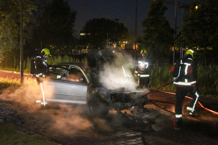 Auto vliegt al rijdend in brand