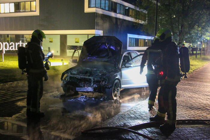 Auto vliegt al rijdend in brand
