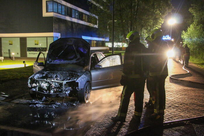 Auto vliegt al rijdend in brand
