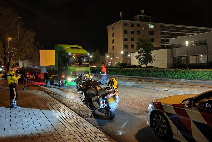 Vrachtwagen verliest oplegger en ramt voertuig