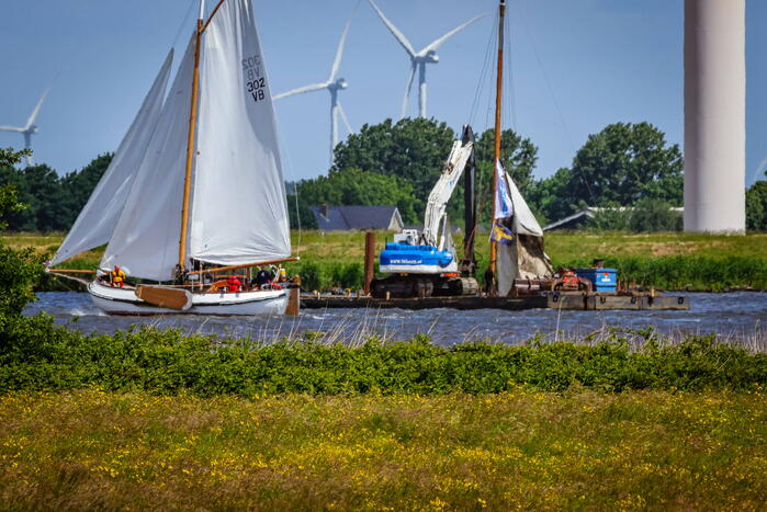 Berging gekapseisde skûtsje De Bunschoter in volle gang