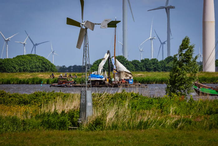 Berging gekapseisde skûtsje De Bunschoter in volle gang