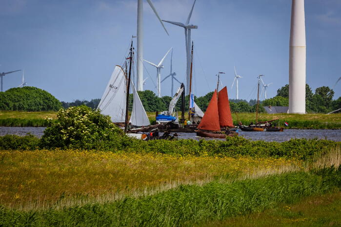 Berging gekapseisde skûtsje De Bunschoter in volle gang