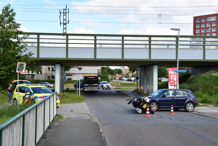 Motorrijder gewond bij botsing met auto