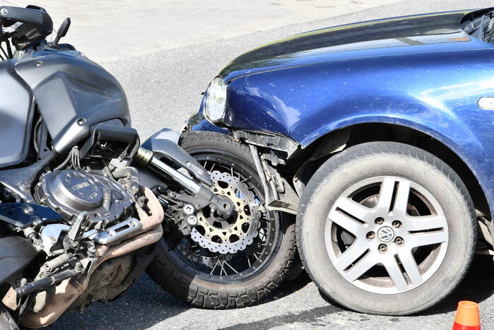 Motorrijder gewond bij botsing met auto