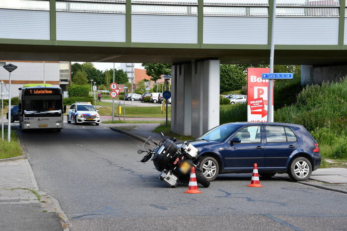 Motorrijder gewond bij botsing met auto