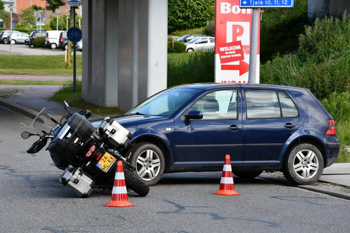 Motorrijder gewond bij botsing met auto
