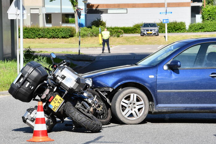 Motorrijder gewond bij botsing met auto