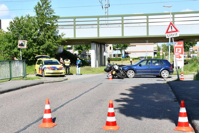 Motorrijder gewond bij botsing met auto