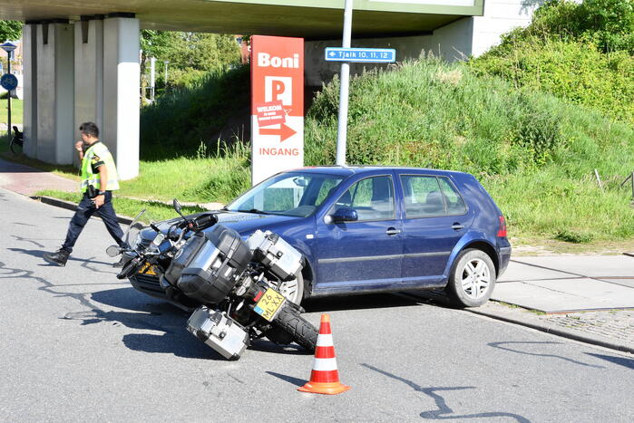 Motorrijder gewond bij botsing met auto